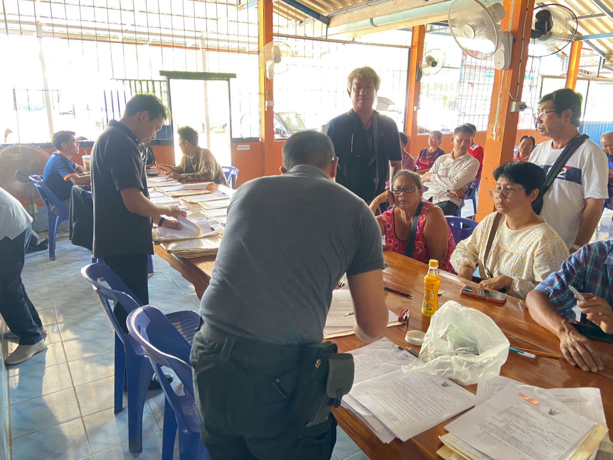 title - วันที่ 3 เมษายน 2569 นายวิทูล ประดิษฐ์บุญ ปฏิรูปที่ดินจังหวัดปราจีนบุรี มอบหมายให้ นายลิขิต ผันผ่อน ผู้อำนวยการกลุ่มกฎหมาย พร้อมด้วย เจ้าหน้าที่ ส.ป.ก.ปราจีนบุรี ลงพื้นที่ออกศูนย์บริการเคลื่อนที่ “Mobile Unit”  ยื่นคำร้องทั่วไปและปรึกษาข้อกฎหมายที่เกี่ยวข้องกับการปฏิรูปที่ดิน ณ เขาไม้แก้ว อำเภอกบินทร์บุรี จังหวัดปราจีนบุรี